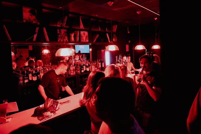 Ambiente nocturno en la barra de OHANA360